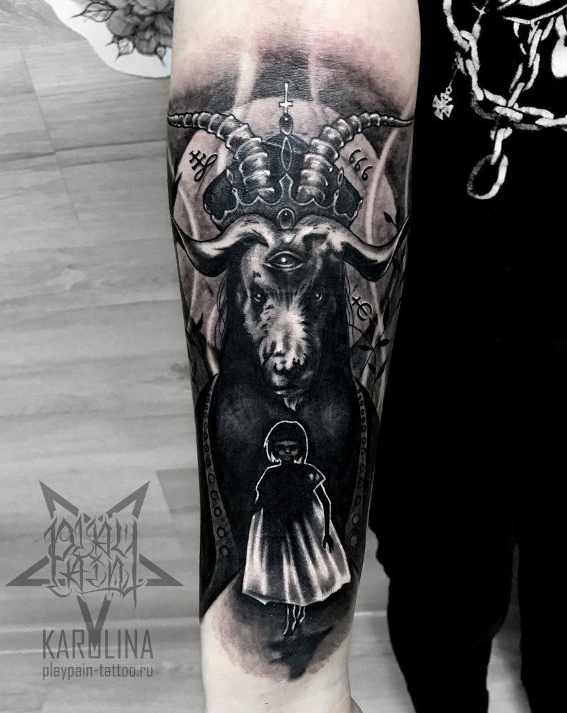 Готическая татуировка в черно-сером цвете на руке