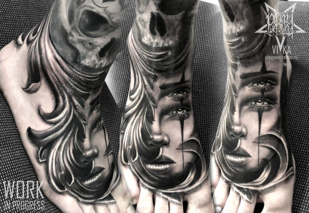 Татуировка на ступне, черно-серый портрет