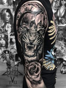 Художественная татуировка "Тигр с часами и розой"