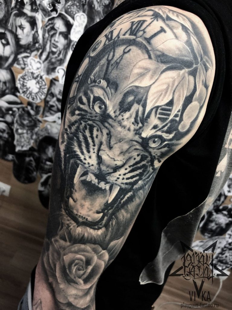 Татуировка тигр с часами на руке