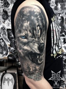 Волк тату на плече, перекрытие старой татуировки